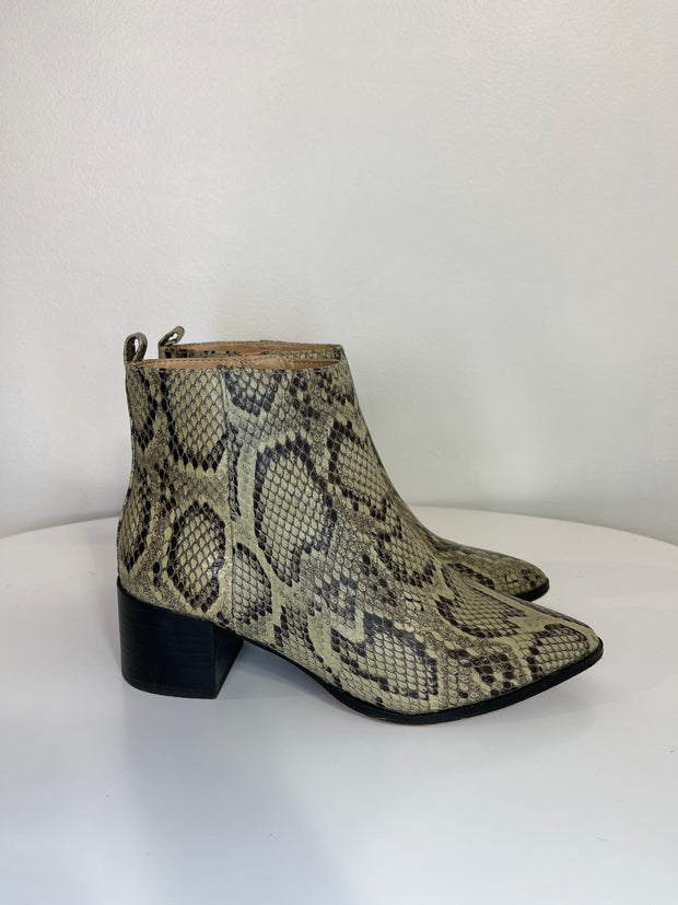 En Thread Snake Skin Boots