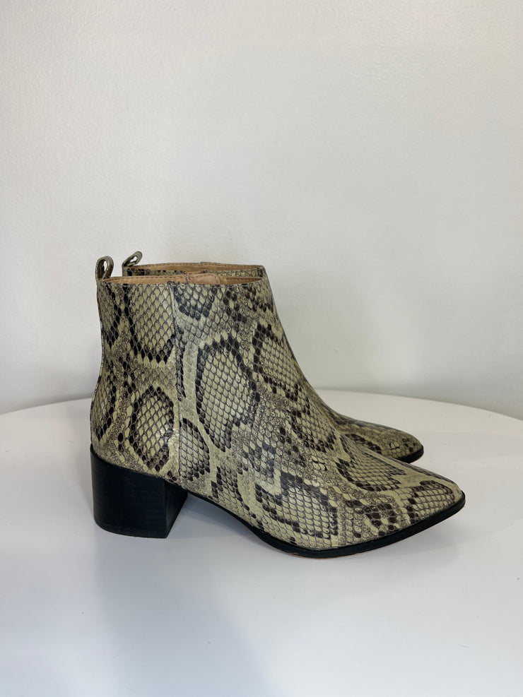 En Thread Snake Skin Boots