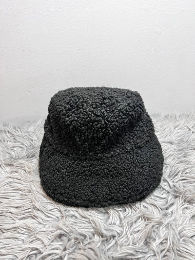 Gorro peludo negro con falta de color