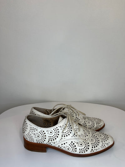 Louise et Cie Wht Pattern Flat