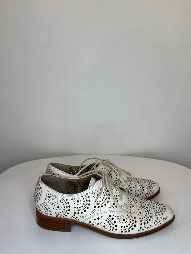 Louise et Cie Wht Pattern Flat