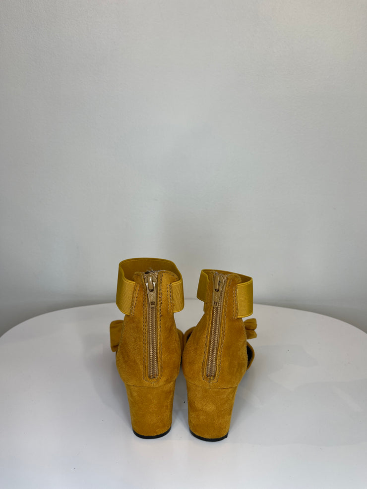 White M. Yllw Suede Bow Heels