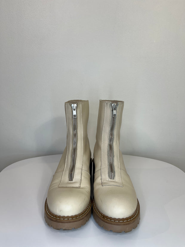 Bertuchi Cream Zipper Boots