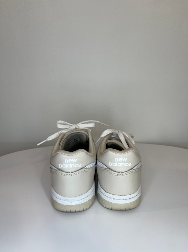 New Balance Beige/Wht Sneakers
