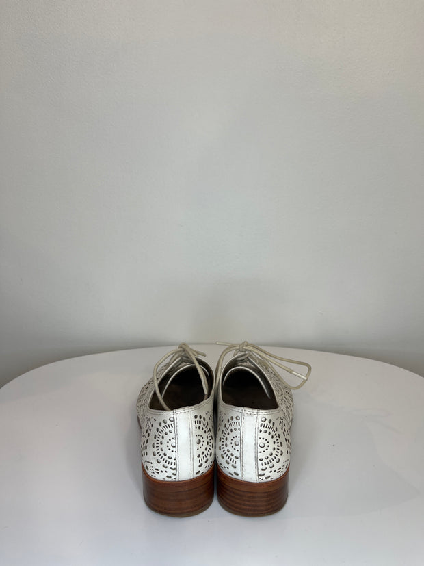 Louise et Cie Wht Pattern Flat