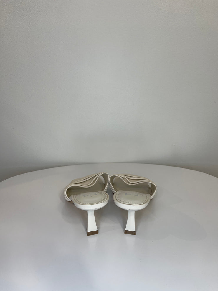 Marc Fisher Wht Kitten Heels