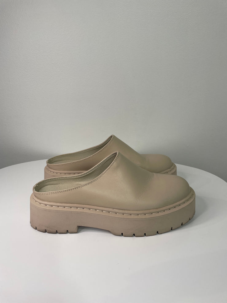 Mules de plataforma beige Pilcro