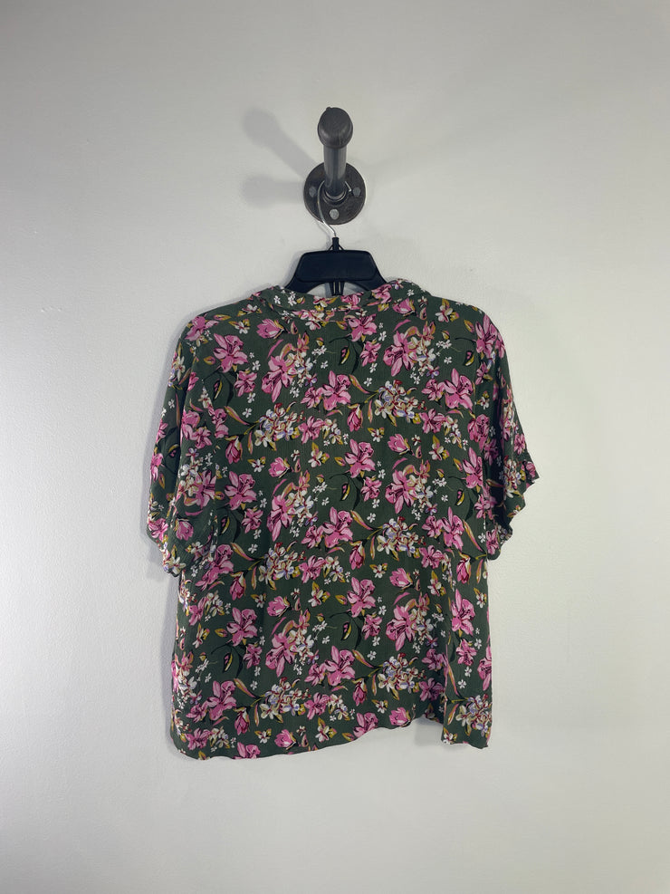 Camisa con botones y estampado floral verde búfalo