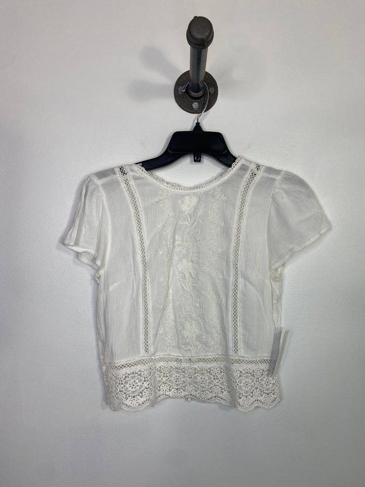 Aber. & F. Wht Embroidered Tee