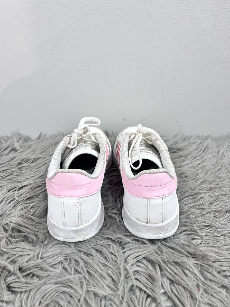 Zapatillas Adidas blancas y rosas