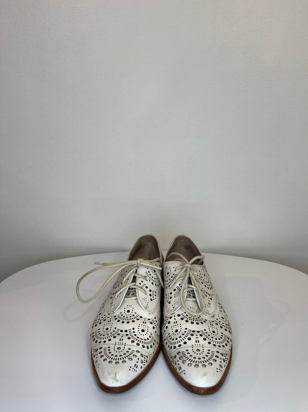 Louise et Cie Wht Pattern Flat