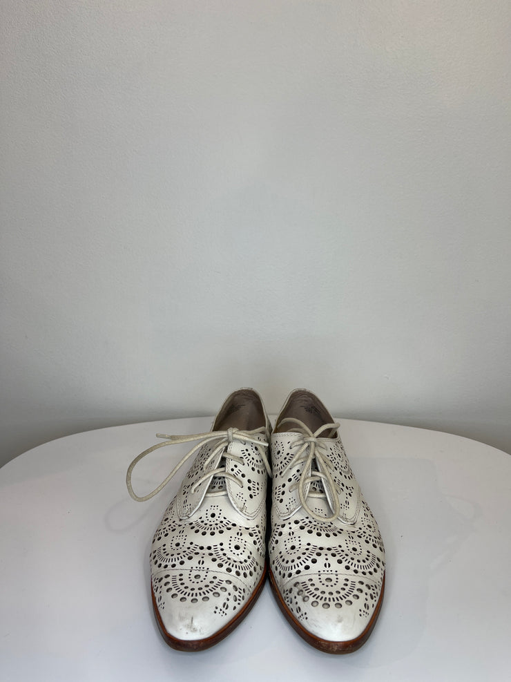 Louise et Cie Wht Pattern Flat