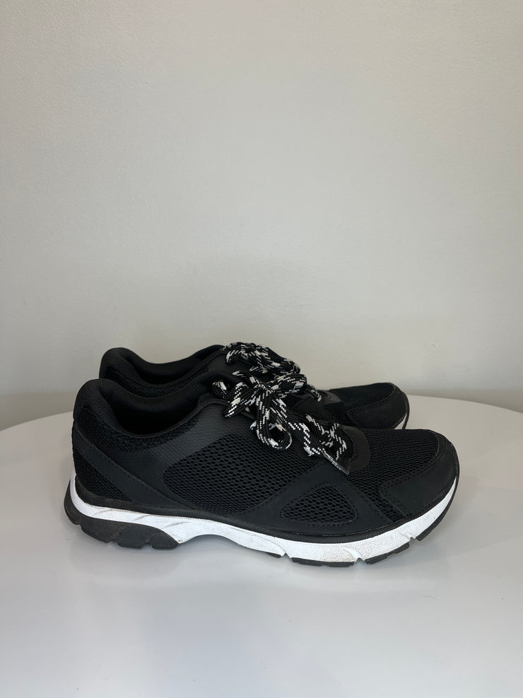 Vionic Black/White Runners