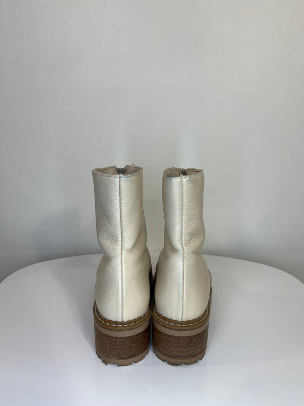 Bertuchi Cream Zipper Boots