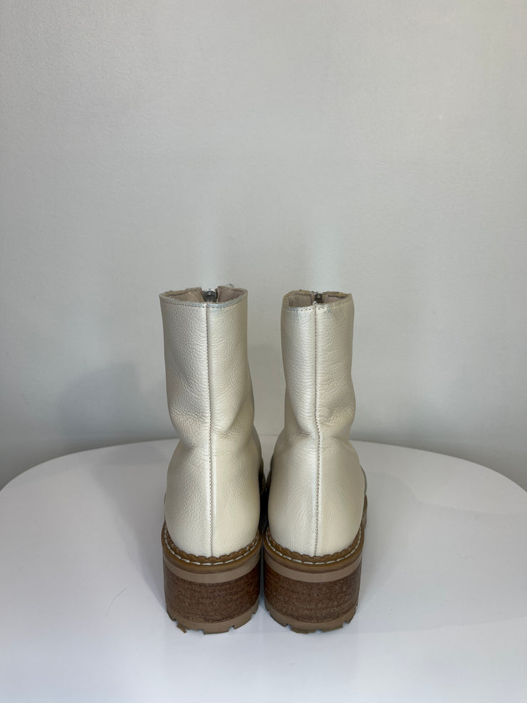 Bertuchi Cream Zipper Boots