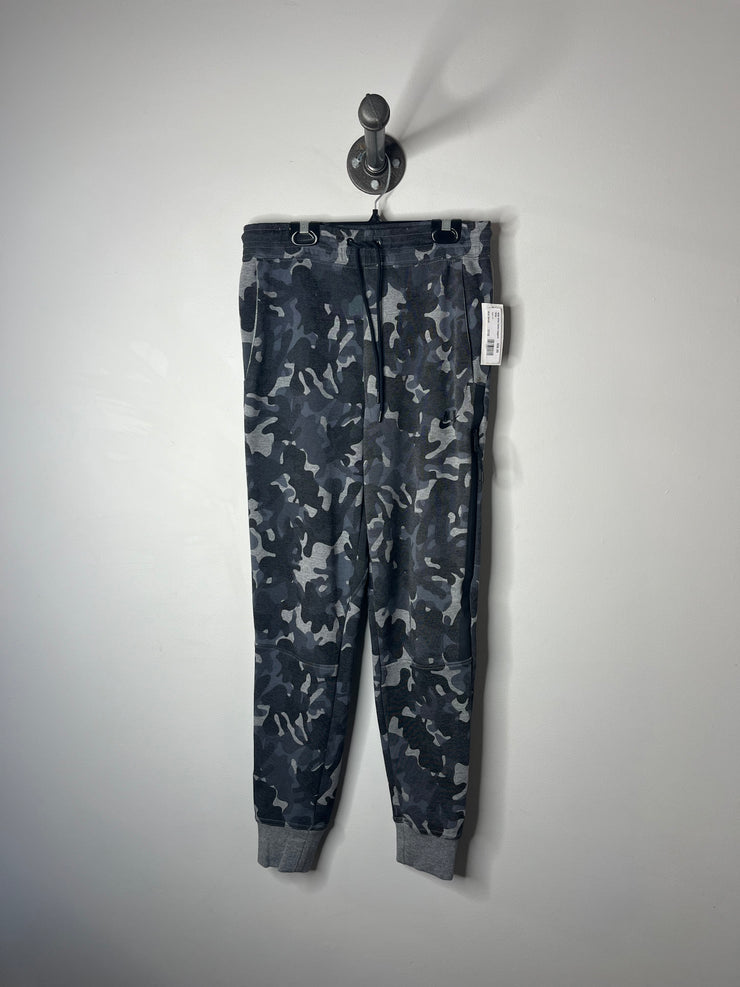 Pantalones deportivos Nike con estampado de camuflaje gris