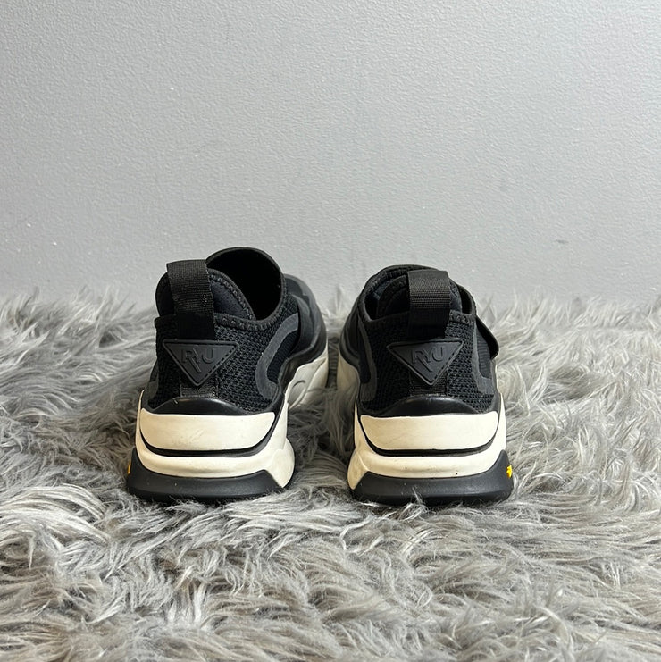 RYU Black Elastic Sneakers